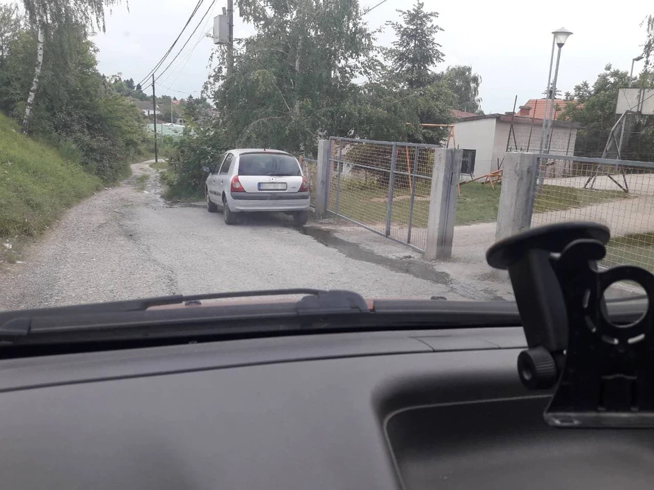 Voda iz kanalizacije sliva se niz ulice