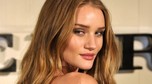 Rosie Huntington-Whiteley z odsłoniętymi plecami