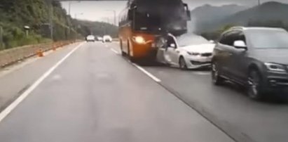 Autobus zmiażdżył samochody. Są ofiary