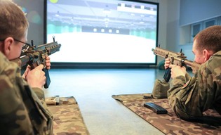 Otwarcie wirtualnej strzelnicy na Woli. Młodzież z klas mundurowych ma gdzie ćwiczyć