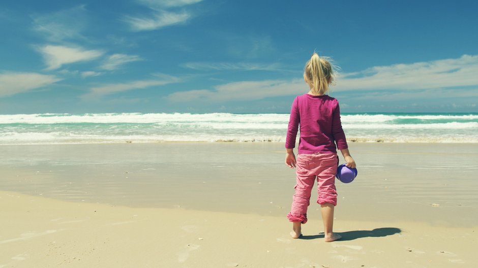 Zagubiona na plaży w Mielnie 4-latka odnaleziona przez policjantów. Zdjęcie ilustracyjne