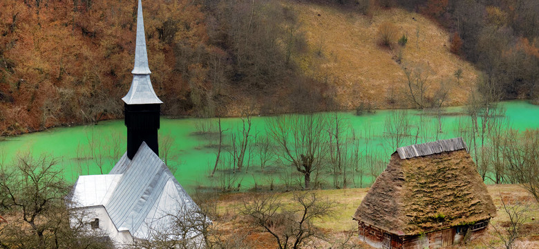 Rumuńska wioska pochłonięta przez toksyczne jezioro