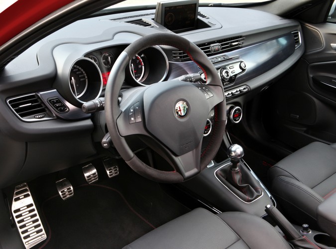 Alfa Romeo Giulietta 1750 TBI/235 KM w wersji Quadrifoglio Verde, czyli Monica Bellucci na torze