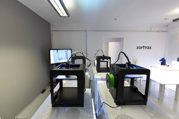 Program otwarcia podzielony był na panele warsztatowe, które cieszyły się dużą popularnością. Poza tym odwiedzający mieli okazje zobaczyć sprzęt marki Zortrax w działaniu. W trakcie całodniowego spotkania została wydrukowana makieta krakowskiego Podgórza - dzielnicy, w której mieści się salon.