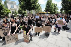 Protest w hołdzie dla George'a Floyda przed ambasadą USA w Warszawie