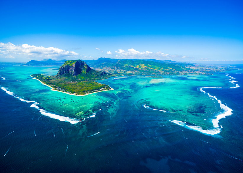 Widok z lotu ptaka na wyspie Mauritius i słynny szczyt Le Morne Brabant, piękna błękitna laguna i podwodny wodospad