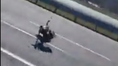 Elképesztő videó: döbbenetes módon gázolt el egy pulykát egy autó