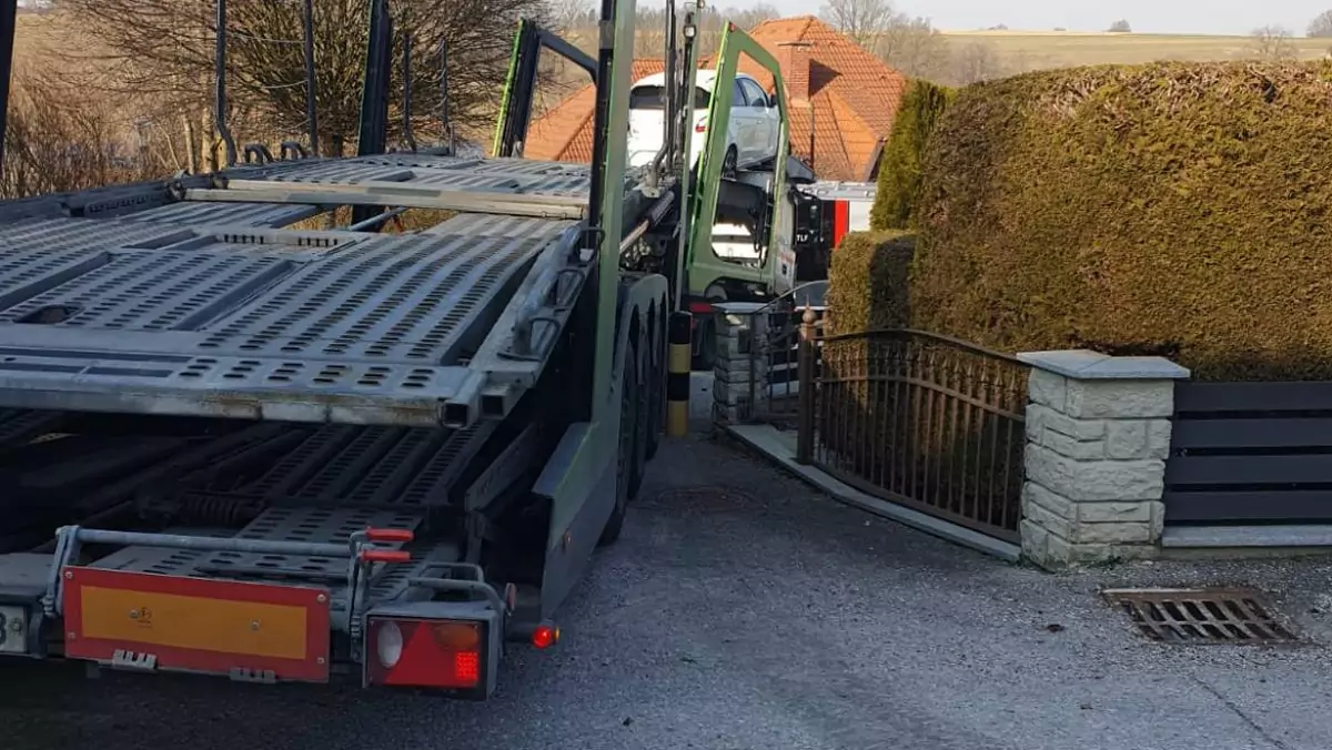 Strażacy odblokowali zablokowaną ciężarówkę w ciasnej uliczce w Austrii