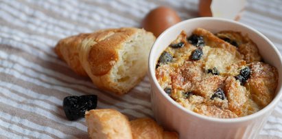 Masz croissanty z poprzedniego dnia? Zrób z nich obłędnie smaczny pudding!