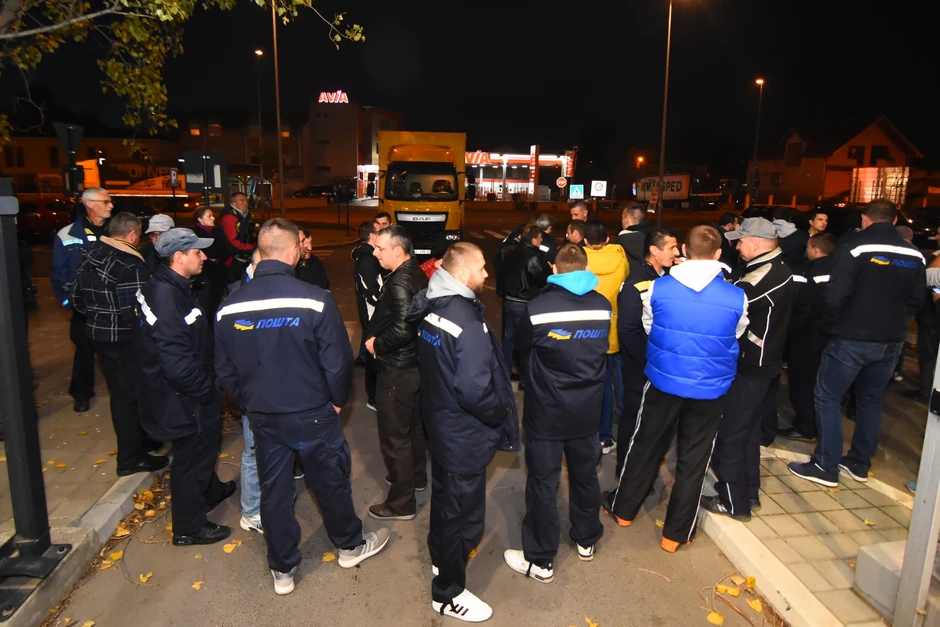 Radnici blokiraju prolaz vozilima