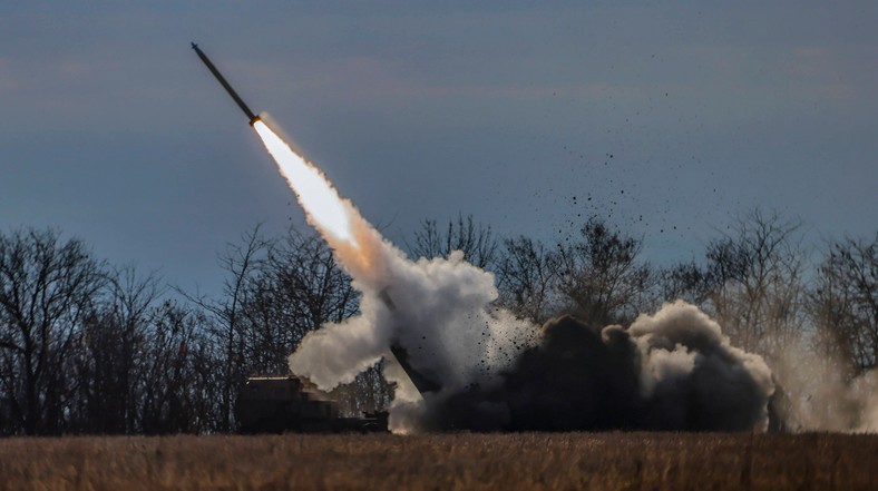 Start rakiety systemu HIMARS na froncie w Ukrainie