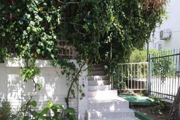 Kuća u Sutomoru za manje od 1.000 evra po kvadratu!  Nalazi se  u blizini plaže i ima dva parking mesta: Vlasništvo uredno (FOTO)