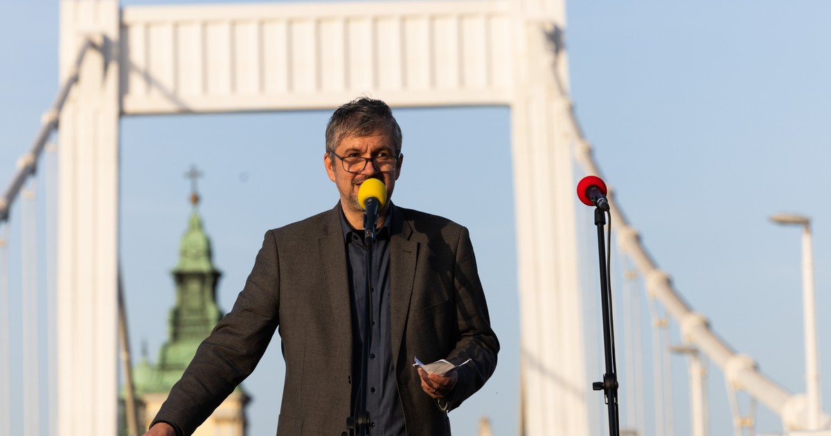 A rendőrség figyelmeztetett:  Hadházy Ákos tüntetése csak a Parlament elé szól, a vonulást már nem engedélyezik
