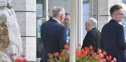 Wyciekło, co prezes Kaczyński mówił na zamkniętym spotkaniu PiS. Wymowna nieobecność ważnego polityka [DUŻO ZDJĘĆ]