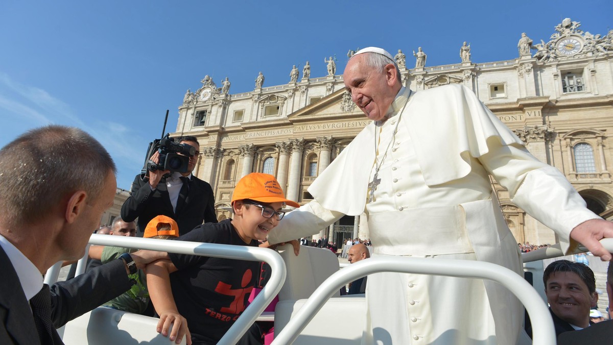 Papież Franciszek powiedział, że nie można pozostawać obojętnym wobec podziałów między chrześcijanami. Podczas środowej audiencji generalnej poprosił Polaków o modlitwy w intencji trwającego w Watykanie synodu biskupów na temat rodziny. - To jest hańba - dodał papież, zwracając się do ponad 30 tysięcy wiernych na placu Świętego Piotra.