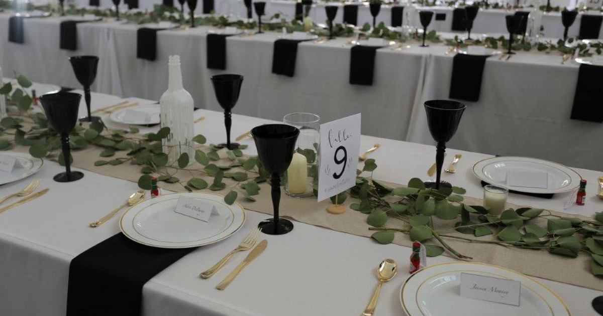 Jak pięknie udekorować weselny stół? Od eleganckiego przyjęcia po efekt  lasu - Ślub