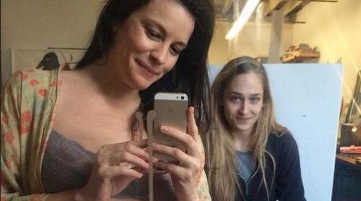 Liv Tyler bugyiban lőtt terhes selfie-t!