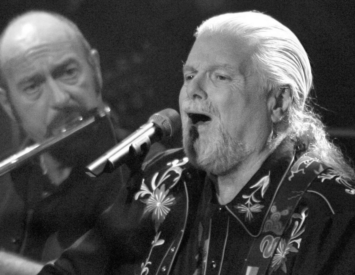Nie żyje Scott McKenzie. To on wyśpiewał hymn hipisów
