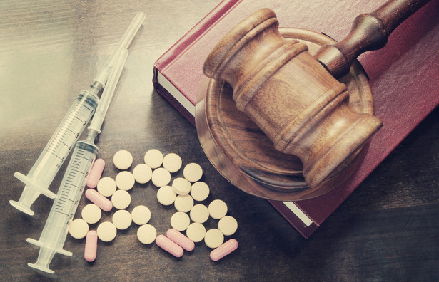 Sąd podkreślił również, że prawo farmaceutyczne przewiduje dwa tryby dla cofnięcia zezwolenia.