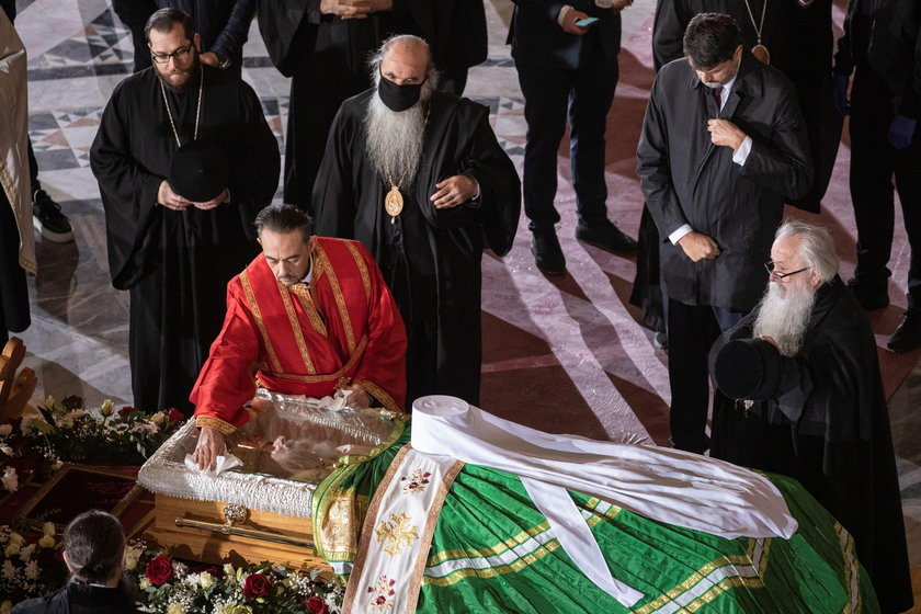 Koronawirus na świecie: setki zakażeń po pogrzebach kościelnych hierarchów 