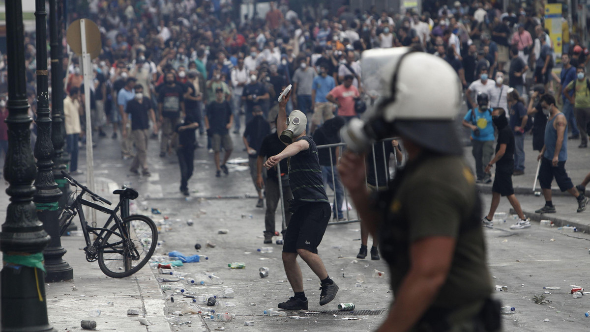 W Atenach ponownie doszło do starć między grupą manifestantów a policjantami, którzy użyli gazu łzawiącego. To juz drugi dzień wielotysięcznych demonstracji przeciwko planowi oszczędnościowemu rządu, który ma być głosowany za kilka godzin.