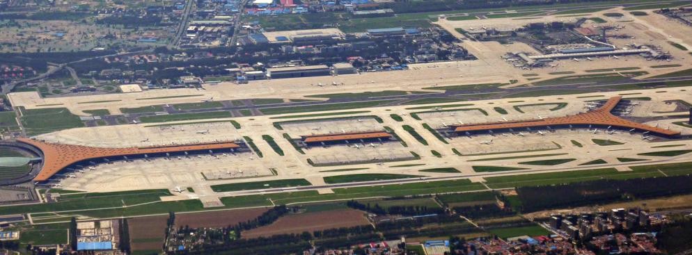 5. Lotnisko w Pekinie – z okazji odbywających się w 2008 roku Igrzysk Olimpijskich w Pekinie, wybudowano tam największy istniejący obecnie terminal pasażerski na świecie.