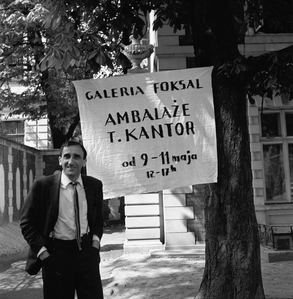 Warszawa, maj 1967 r. Tadeusz Kantor obok Galerii Foksal, w której prezentowana była jego wystawa