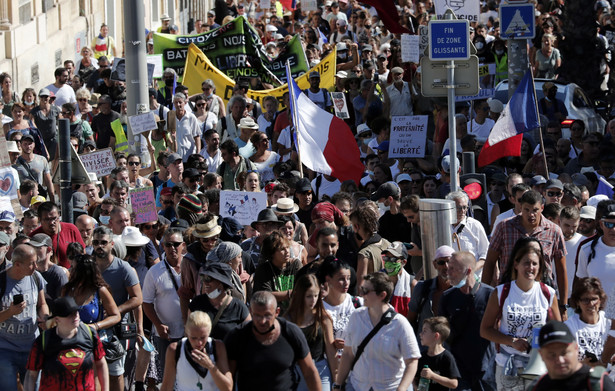 Protesty przeciw paszportom sanitarnym we Francji