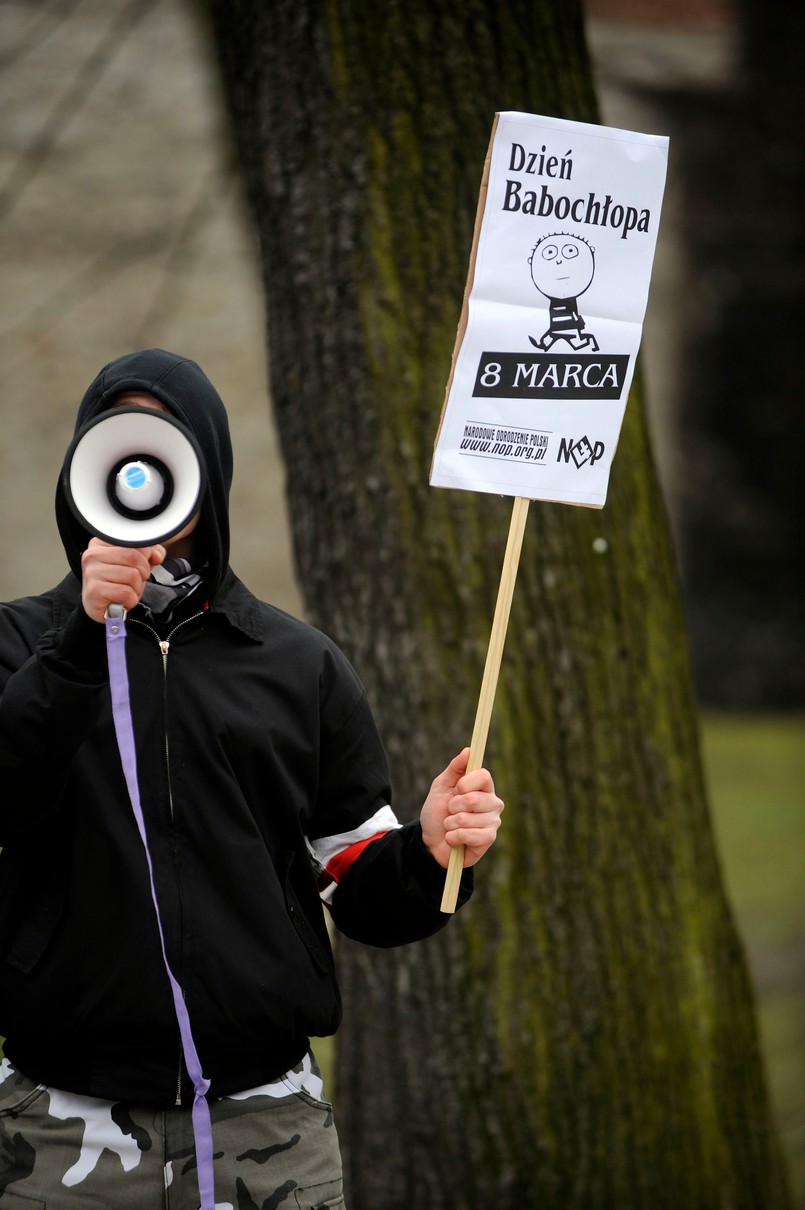 Skini kontra kobiety