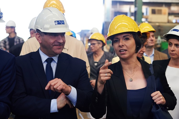 Minister skarbu Włodzimierz Karpiński (L) oraz prezes Agencji Rozwoju Przemysłu Aleksandra Magaczewska (P) podczas spotkania dotyczącego zagospodarowania terenów Stoczni Gdańsk, 2 bm. <br><br>fot.  (aw/cat) PAP/Adam Warżawa