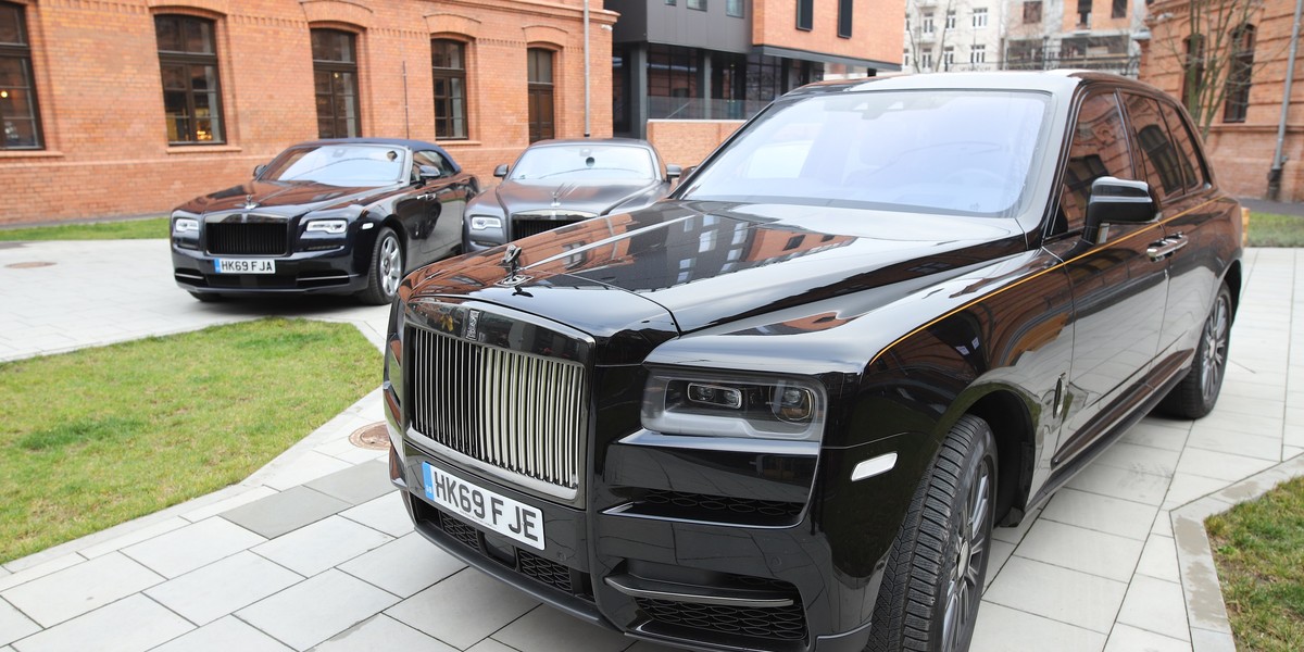 Rolls Royce jest dinozaurem w dzisiejszej motoryzacji. Stosowanie ogromnych, paliwożernych silników jest niemodne i szkodliwe dla środowiska. Podczas spokojnej jazdy po Warszawie każdy z tych samochodów zużywał od 25 do 30 litrów benzyny na 100 kilometrów, emitując przy tym ogromne ilości dwutlenku węgla do atmosfery. To około dwa razy więcej niż większość wersji niemieckich, topowych limuzyn klasy premium. 