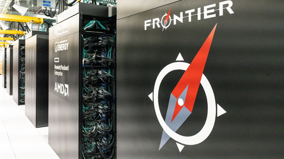 Superkomputer Frontier w Oak Ridge National Laboratory, jednym z ośrodków badawczych należących do Departamentu Energii USA