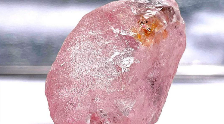 Hihetetlenül ritka órás rózsaszín gyémántra bukkantak a bányászok Angolában / Fotó: Pinterest