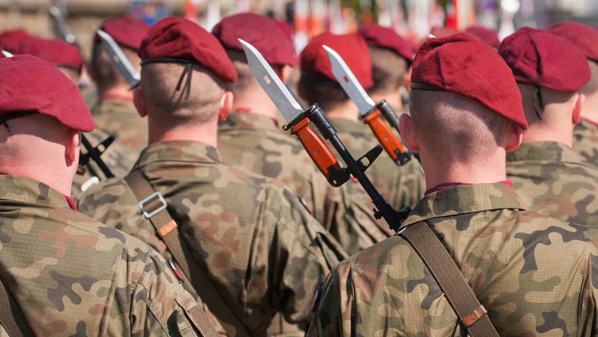 Studia oficerskie w Akademii Wojsk Lądowych we Wrocławiu od kilku lat są wśród najpopularniejszych. Absolwenci mają ciekawą i dobrze płatną pracę oraz gwarancję zatrudnienia. Rejestracja kandydatów trwa do końca marca - informuje portal Wroclaw.pl.