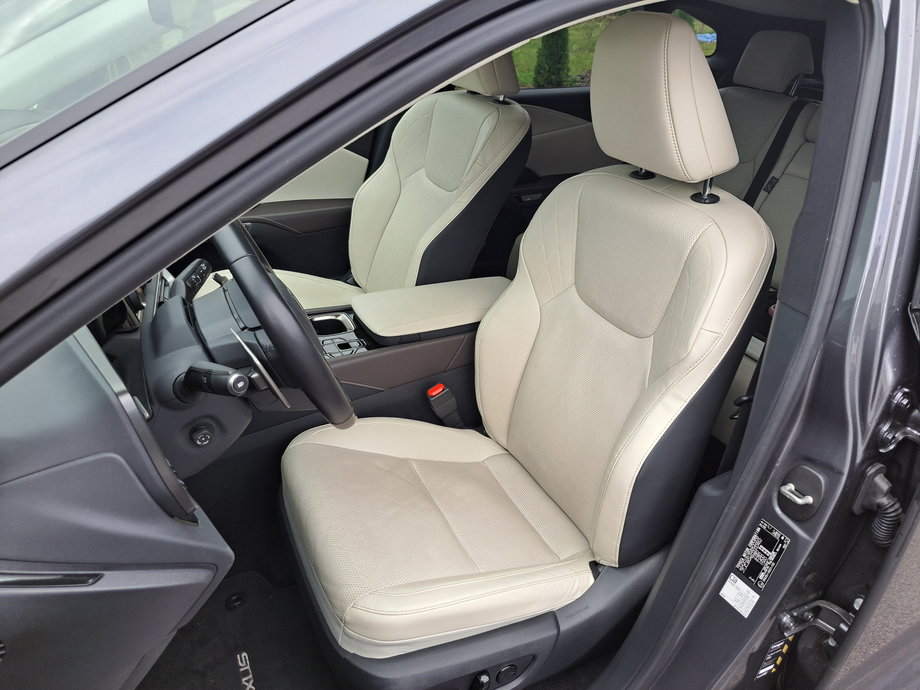 Lexus RX 450h+ - przednie fotele są wygodne i wyposażone w elektryczną regulację, podgrzewanie i wentylację. Niektórzy mogą narzekać na zbyt krótkie siedzisko.