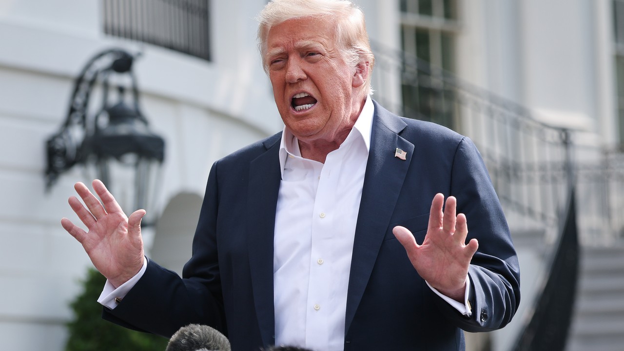 Donald Trump gorączkowo tłumi burzę w ruchu MAGA. 