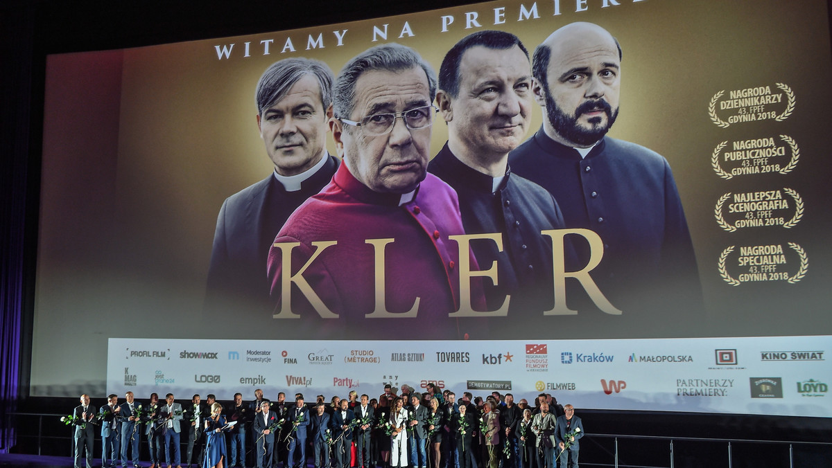 W rekordowym tempie wyprzedają się bilety na pokazy "Kleru" w polskich kinach. Film Wojciecha Smarzowskiego, który wywołał kontrowersje na niedawnym Festiwalu Filmowym w Gdyni, pretenduje do miana kasowego hitu dzięki liczbie pokazów przypadających na jedno kino, wynoszącej - bagatela - od kilkunastu do kilkudziesięciu seansów dziennie.