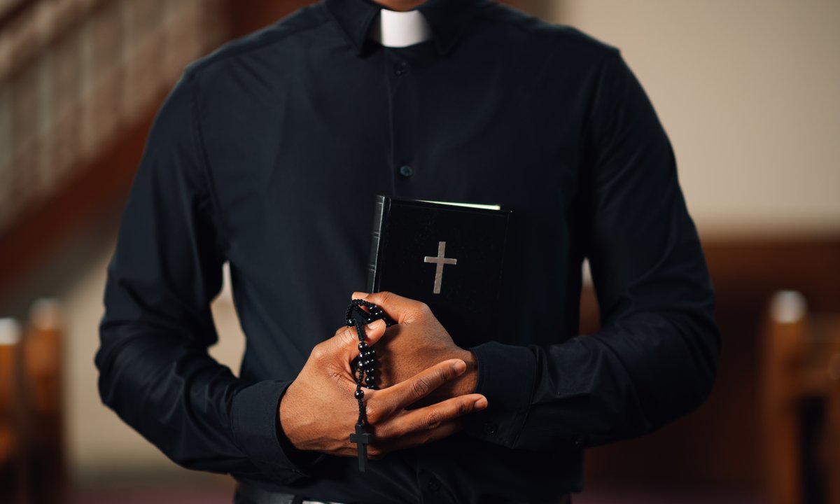 Tego nigdy nie podawaj księdzu podczas kolędy. Poważna wpadka