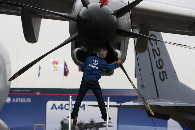 Technik ogląda śmigło Airbusa A400M w trakcie Paris Air Show w Paryżu, Francja.