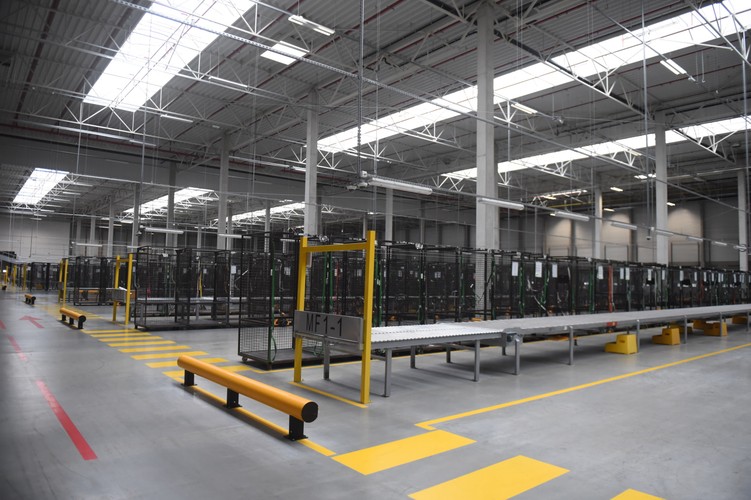 Centrum przeładunkowe posiada 70 stanowisk załadunkowych i rozładunkowych dla ciężarówek oraz 125 miejsc parkingowych i postojowych dla pojazdów dostawczych. <br><br> fot. (gm/mr) PAP/Grzegorz Michałowski