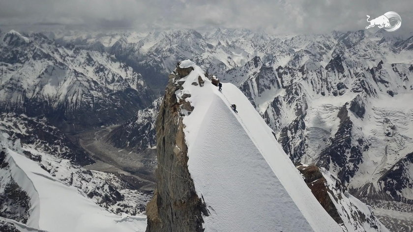 Te dwa malutkie punkciki wchodzące na niemal pionową górę Laila Peak to Bargiel i Jędrek Baranowski (28 l.).