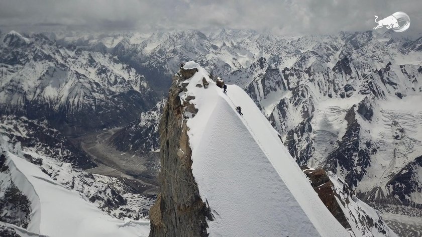 Te dwa malutkie punkciki wchodzące na niemal pionową górę Laila Peak to Bargiel i Jędrek Baranowski (28 l.).