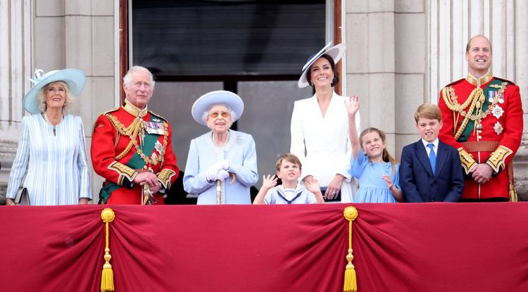 A királyi család egységesen öltözött fel
