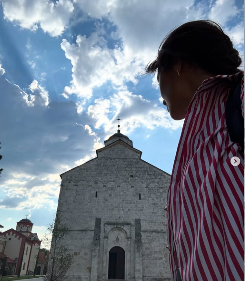 Dragana Mićalović u manastiru