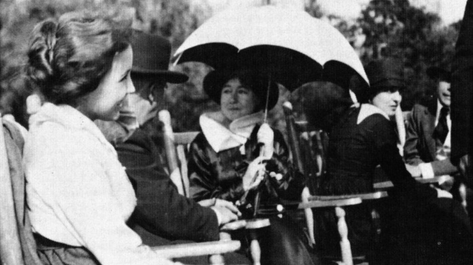 Alice Guy-Blaché, słynna reżyserka i producentka ery kina niemego (w środku)