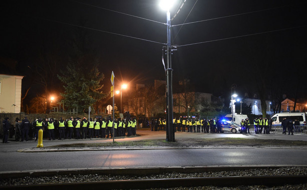 Kilkanaście osób przed izraelską ambasadą. Policja: Jest spokojnie, żadnych poważnych incydentów