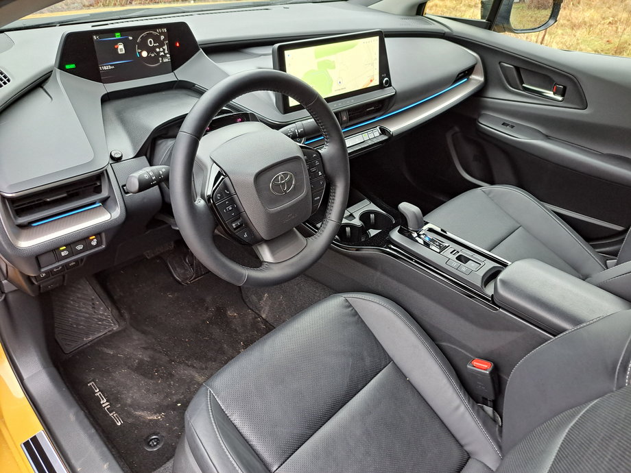 Toyota Prius ma nowoczesne i uporządkowane wnętrze, które nie jest jednak tak interesująco zaprojektowane, jak nadwozie.