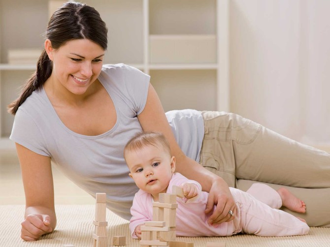 2004_mother-and-baby-playing-with-wooden-blocks-dreamstime_6568688-Avava