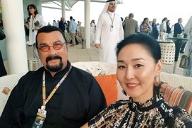 Ko je PRELEPA ŽENA STIVENA SIGALA sa kojom je doputovao u Beograd? U SRBIJI naručila poseban poklon za muža, rodila mu 7. DETE, njegova je 4. supruga i evo kako su se upoznali