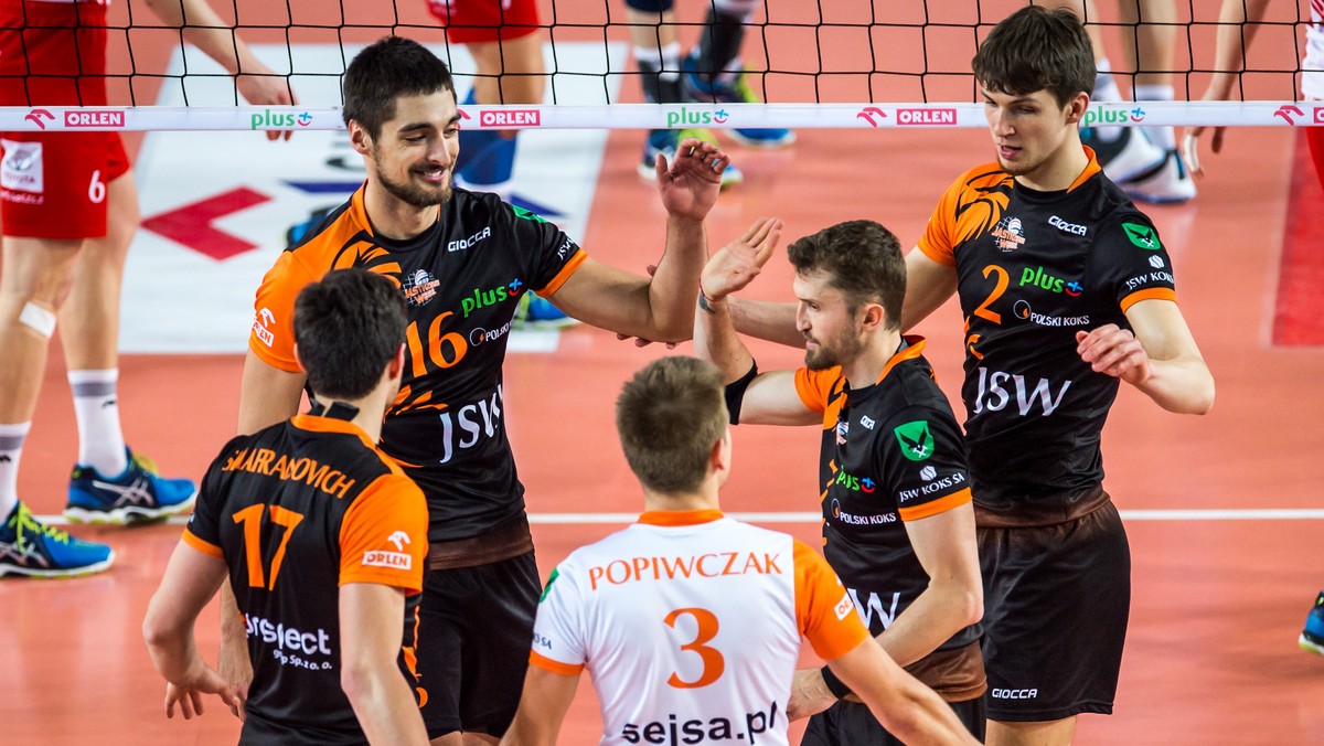 Cerrad Czarni Radom pokonali BBTS Bielsko-Biała 3:2 (23:25, 23:25, 25:18, 25:22, 15:9) w spotkaniu 21. kolejki PlusLigi. Faworyzowani gospodarze przegrali dwa pierwsze sety, ale w kolejnych byli już lepsi. Dużo łatwiej zwycięstwo przyszło ekipie Jastrzębskiego Węgla, która w Bydgoszczy ograła Łuczniczkę w trzech partiach.